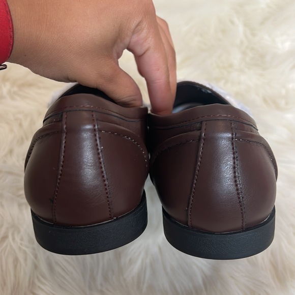 NWOB Womens Brown Loafers With Gold Chain. Size 9.5 - Picture 7 of 9